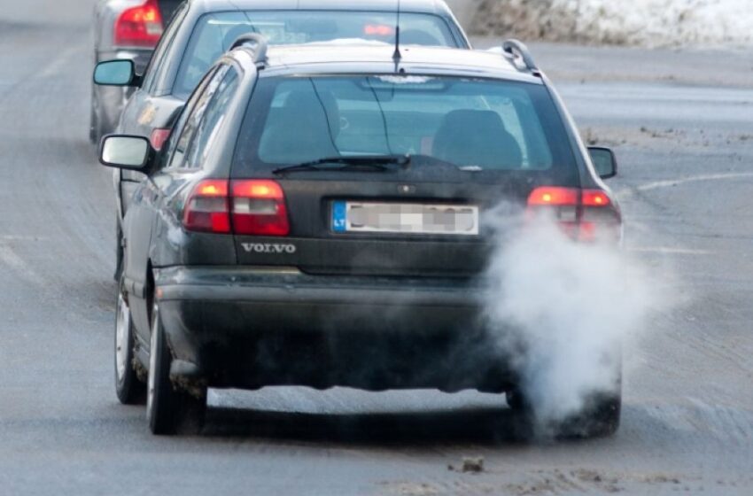  Baudų už taršius automobilius kurį laiką neskirs