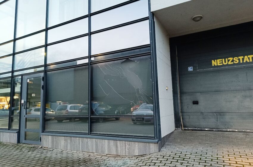  Neadekvačiai miesto centre elgęsi vyrai išdaužė prekybos centro langą