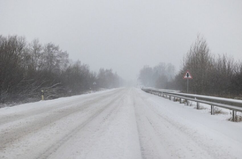  Kelininkai perspėja: keliuose yra slidžių ruožų