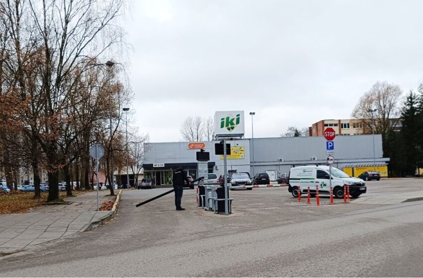  Vairuotojai niokoja prekybos centrų aikštelių užtvarus