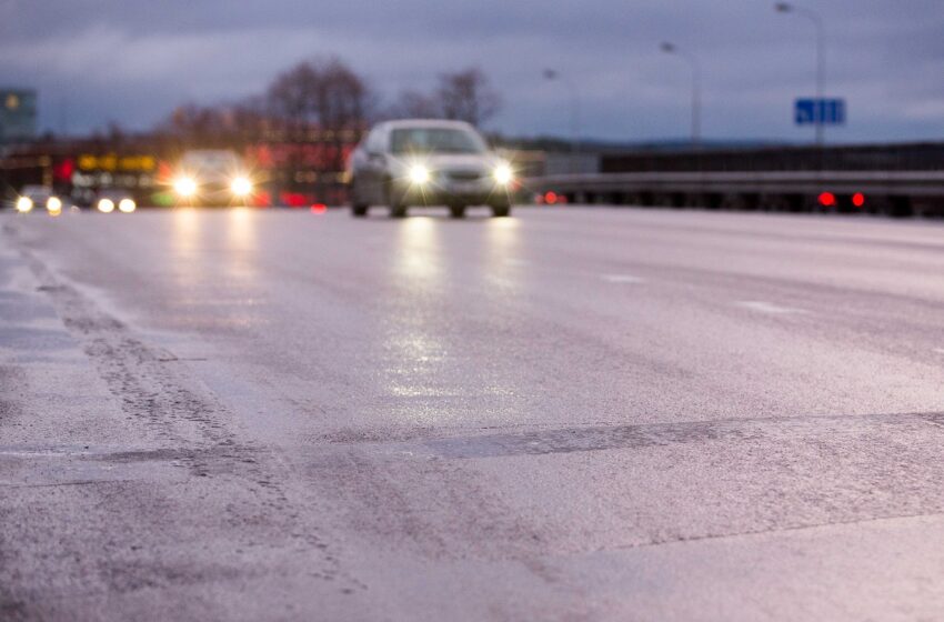  Eismo sąlygas penktadienio rytą sunkina plikledis ir provėžos