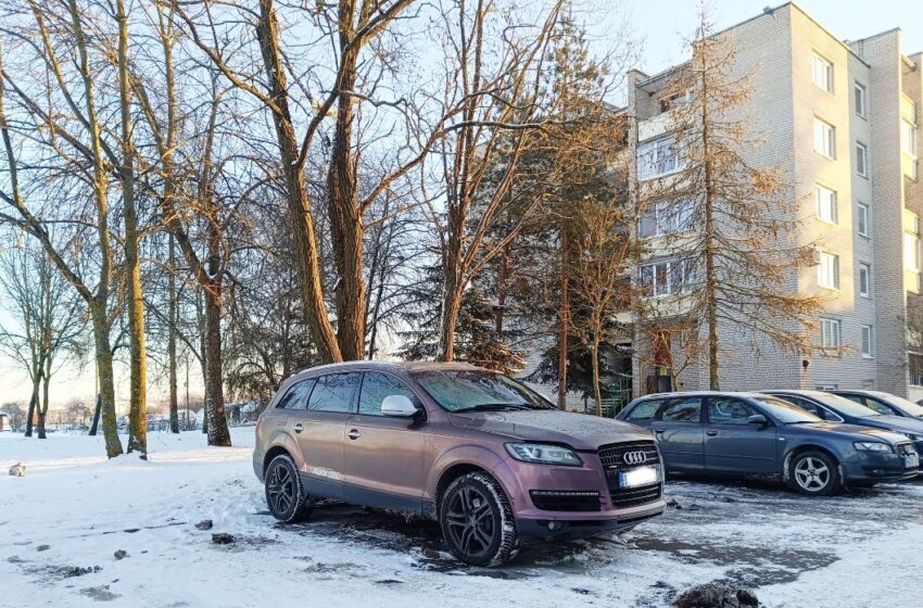  Vilainiuose degė automobilis „Audi Q7“