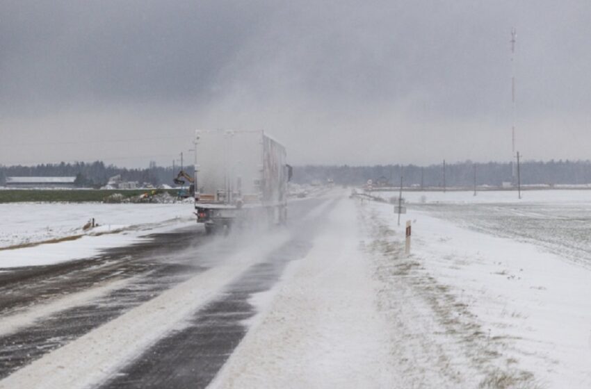  Kelininkai perspėja: eismo sąlygas sunkina snygis, keliuose yra slidžių ruožų