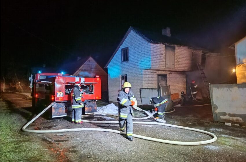  Užsidegus ūkiniam pastatui, ugniagesiai nuo ugnies apsaugojo gyvenamąjį namą