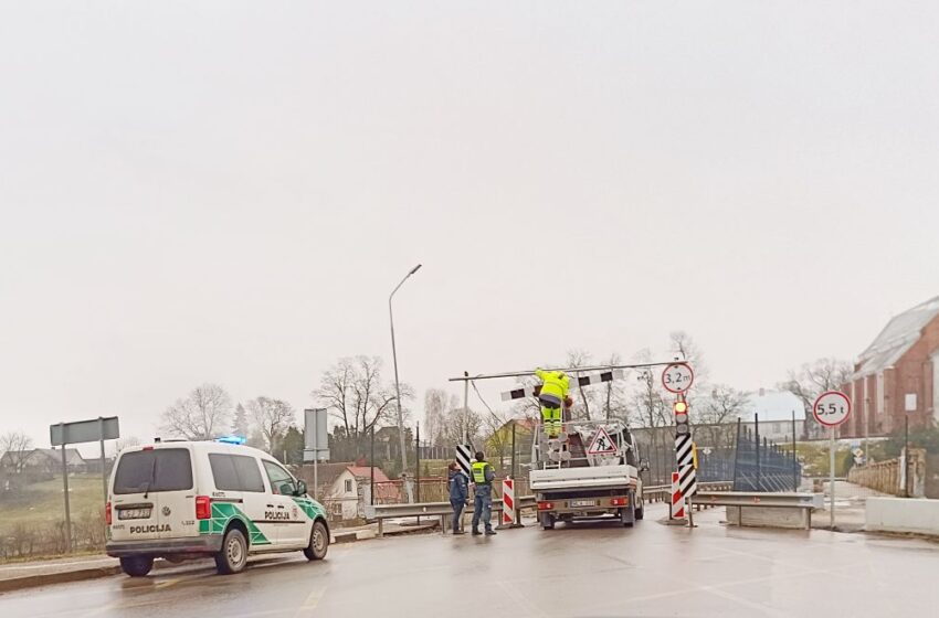  Vėl teko tvarkyti tilto per Nevėžį gabaritinius vartus