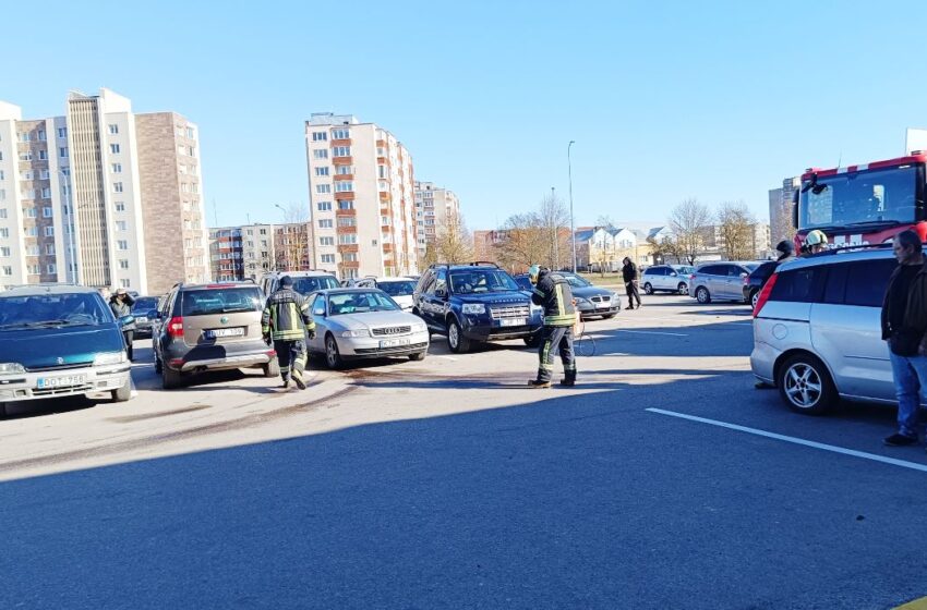  Prekybos centro aikštelėje išsiliejo dyzeliniai degalai