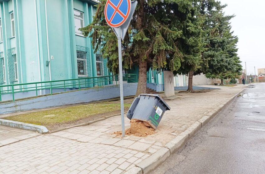  Vandalams kliūva ir komunalininkų smėlio dėžės, ir net biotualetas