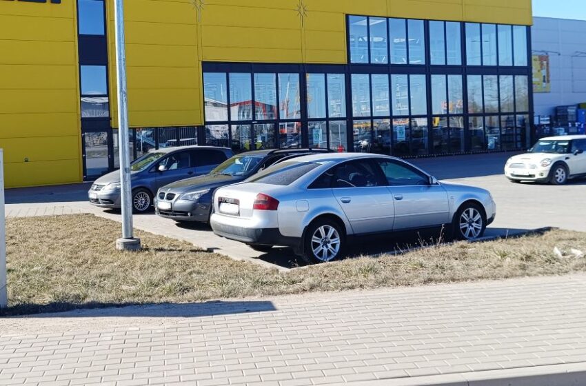  Prekybos centro aikštelėje užsidegusį automobilį užgesino apsaugos darbuotojas