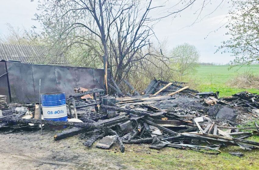  Pagiriuose liepsnos prarijo garažą, kuriame sandėliuota buitinė technika