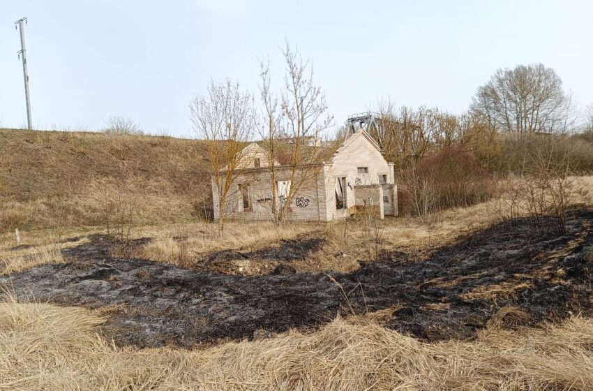  Šalia geležinkelio tilto padegti išdžiūvę žolynai