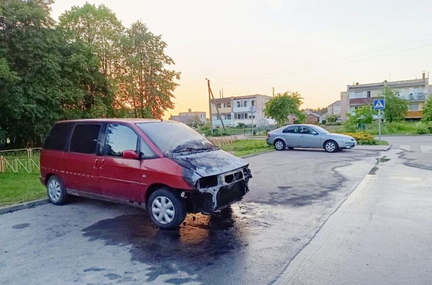  Vos per porą valandų Kėdainių rajone sudegė du automobiliai