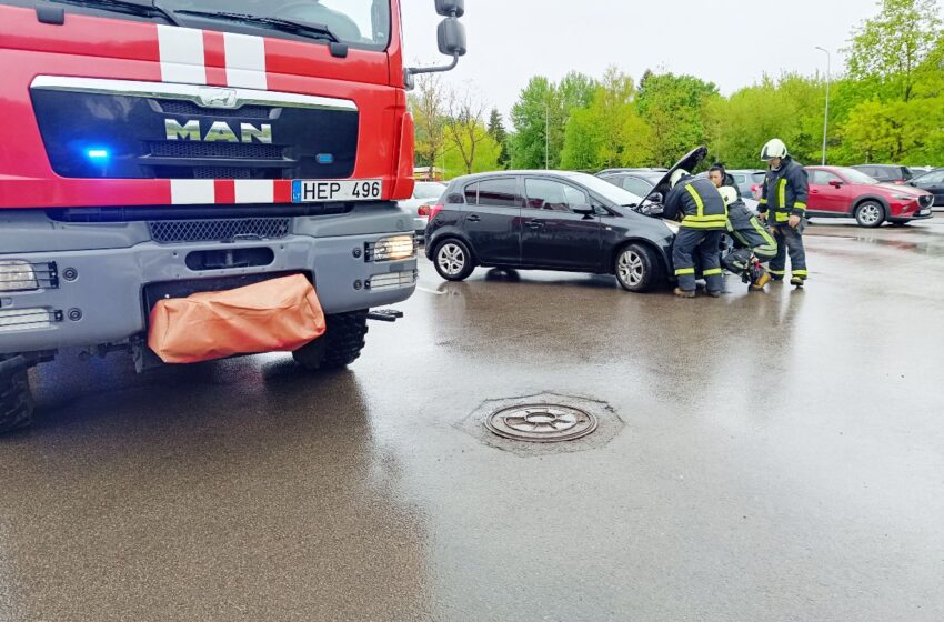  Moterį išgąsdino iš automobilio pasipylę dūmai