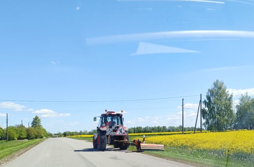  Įspėja vairuotojus būti atidesniems: keliuose dirba speciali kelininkų technika