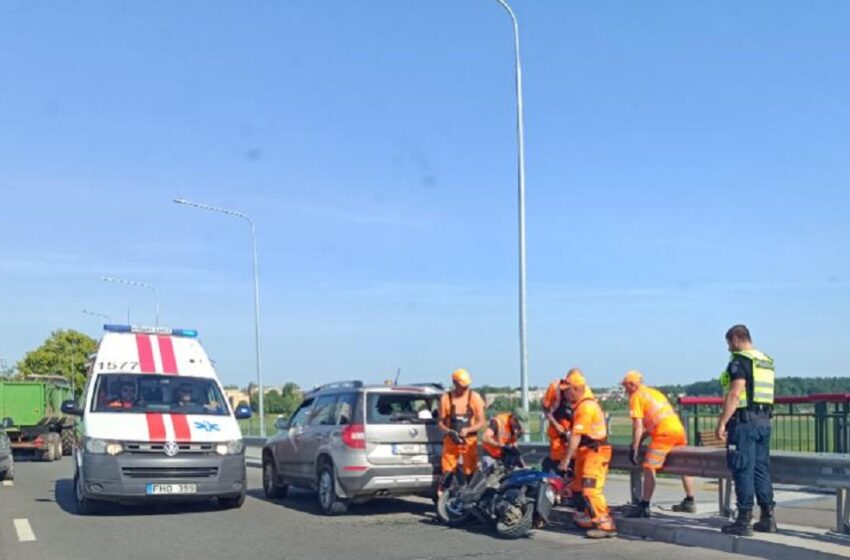  Baisi nelaimė ant Vilainių tilto: motoroleris rėžėsi į kelininkų mašiną (FOTOGALERIJA)