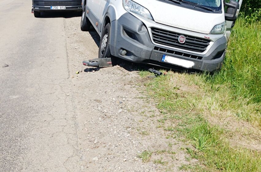  Mikroautobusas susidūrė su elektriniu paspirtuku: nukentėjo paspirtukininkas