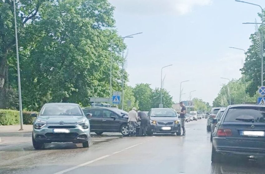  J. Basanavičiaus ir Žemaitės gatvių sankryžoje susidūrė du automobiliai