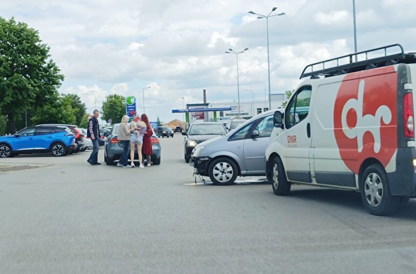  Prekybos centro aikštelėje susidūrė moterų vairuojami automobiliai