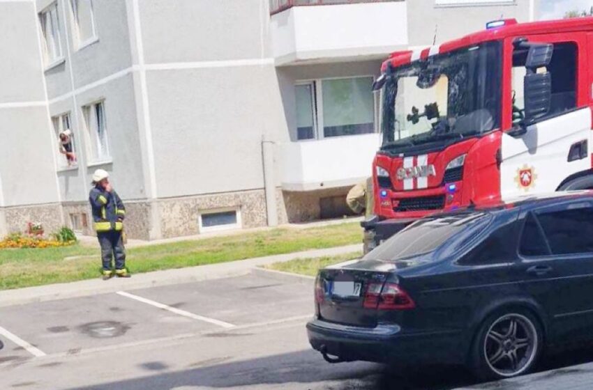  Daugiabučio namo aikštelėje iš automobilio išsiliejo naftos produktai