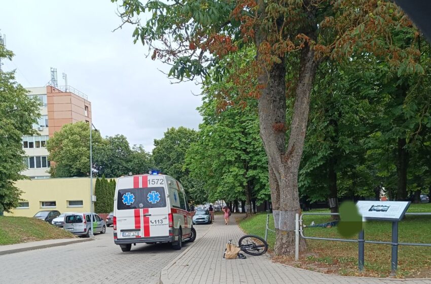  Susižeidęs dviratininkas praeivės iškviestus medikus sutiko agresyviai