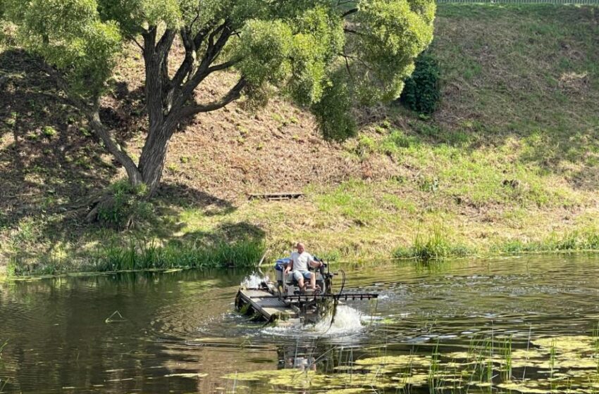  Nevėžio upėje plaustu-amfibija pjauna žolynus