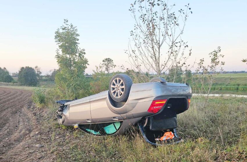  Kėdainių rajone nuo kelio nuvažiavo ir vertėsi lengvasis automobilis