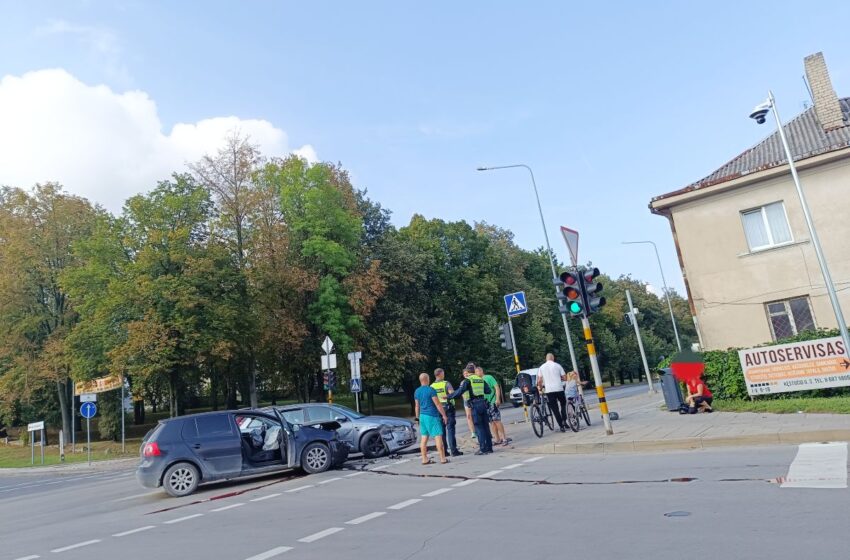  Mieste susidūrė du lengvieji automobiliai: prireikė medikų pagalbos