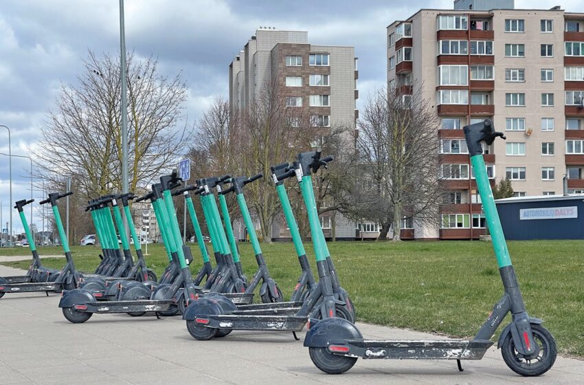 Kaskart prasidėjus pavasario sezonui, mieste akis bado išvartyti, išmėtyti, nutrenkti neįtikėčiausiose vietose ar net sulaužyti žalieji paspirtukai.