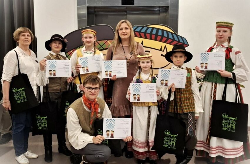 Šeštadienį Šiauliuose vykusiame Lietuvos moksleivių folklorinių šokių varžytuvių „Patrepsynė“ finale Akademijos ir Krakių šokėjai tapo diplomantais.
