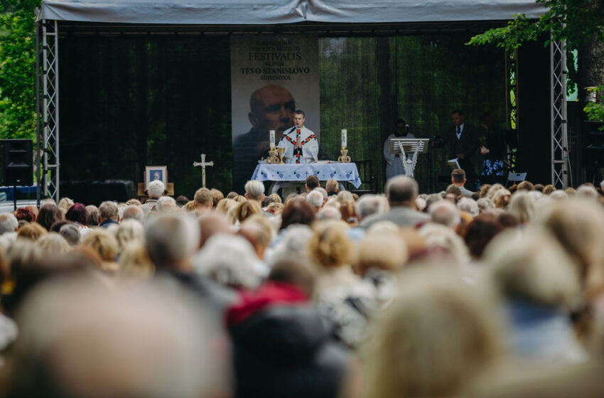 Sekmadienio pavakarę tyliąją ir sakraliąją Paberžę užtvindė tūkstančių žmonių širdžių meilės