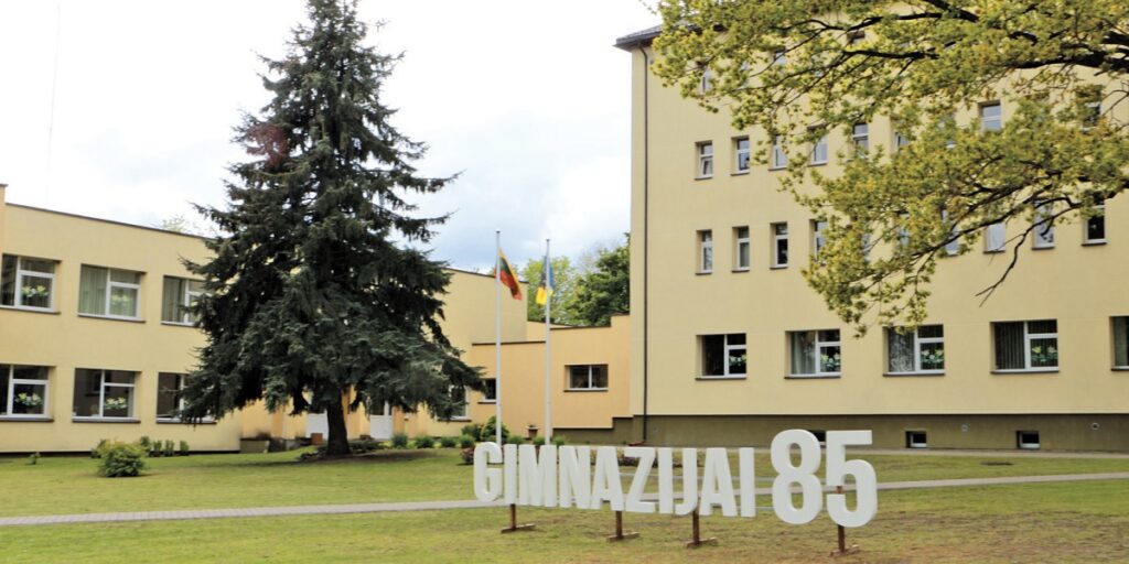 Krakių Mikalojaus Katkaus gimnazija per 85-erius veiklos metus išugdė tūkstančius kraštiečių – tarp jų ir daugybė žinomų asmenybių.