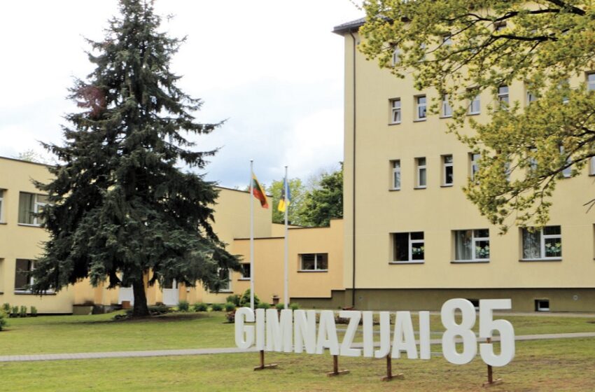 Krakių Mikalojaus Katkaus gimnazija per 85-erius veiklos metus išugdė tūkstančius kraštiečių – tarp jų ir daugybė žinomų asmenybių.