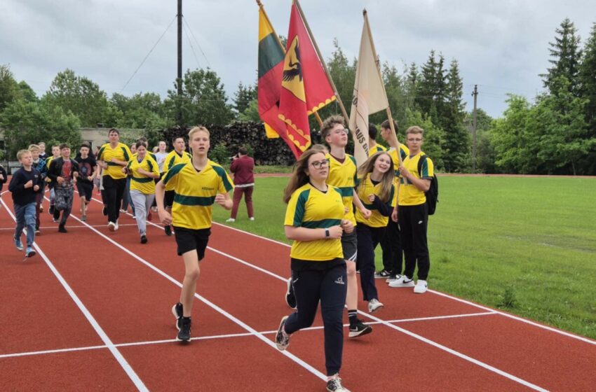 iškilmingai atidarytas ilgai lauktas, visiškai atnaujintas Krakių M. Katkaus gimnazijos stadionas