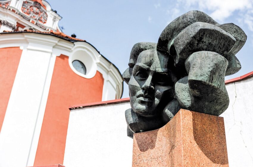 Aštrus visuomenės pasipriešinimas kilo dėl Desovietizacijos komisijos sprendimo įpareigoti Vilniaus savivaldybę nukelti poetės Salomėjos Nėries paminklą.
