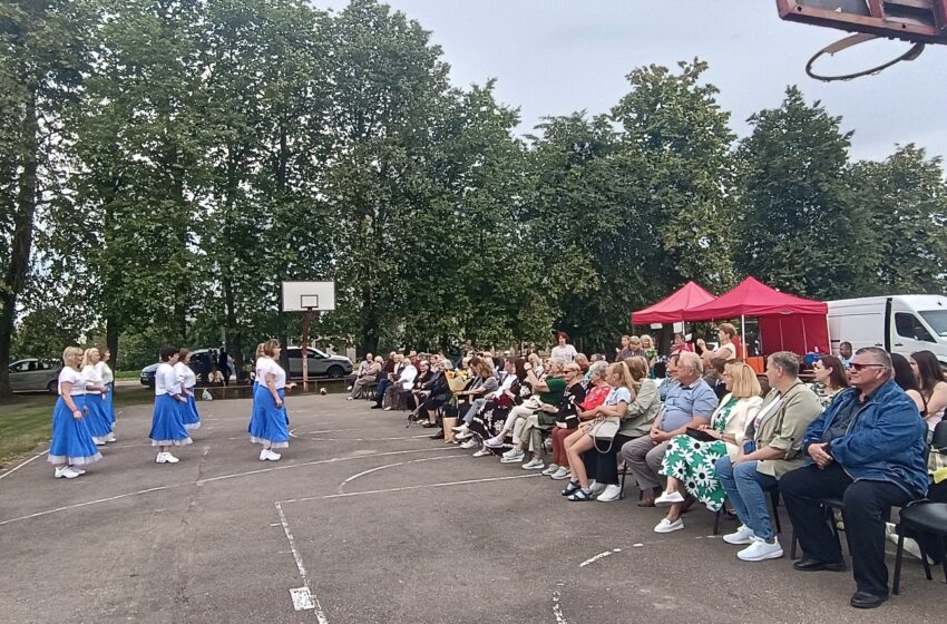 Šeštadienio vakarą Langakiuose skambėjo juokas, muzika ir nuoširdūs sveikinimai – čia vyko tradicinė vasaros šventė, sukvietusi vietos gyventojus, svečius ir bendruomenės bičiulius