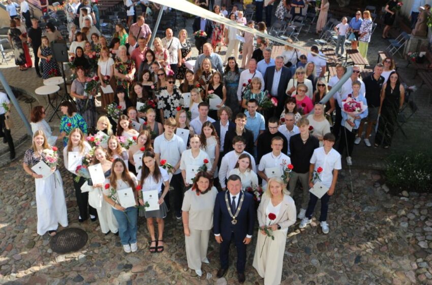 Pirmadienio vakarą miesto rotušės kiemelyje pagerbti ir apdovanoti visi 49-i šių metų rajono šimtukininkai.