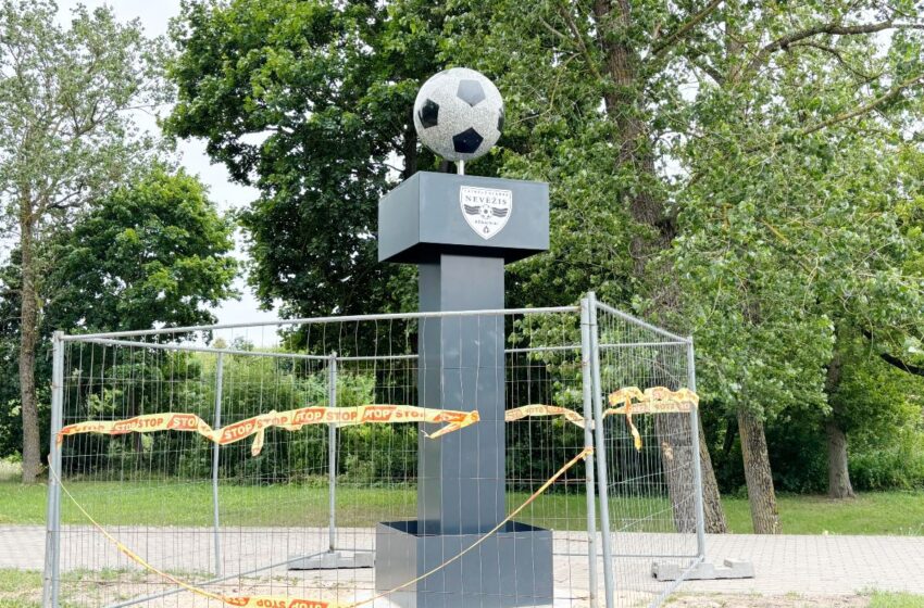 Prie miesto stadiono iškilo nauja skulptūra – ant metalinio stovo puikuojasi futbolo kamuolys.