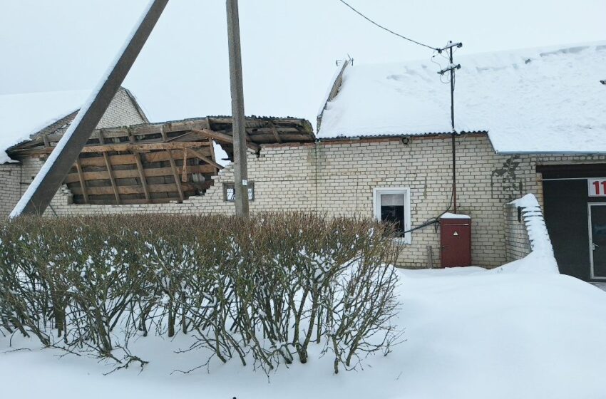 Kėdainių rajono savivaldybės priešgaisrinės gelbėjimo tarnybos viršininkas Andrius Miliauskas ramina, kad įgriuvo ne gaisrininkams priklausančių patalpų stogas.