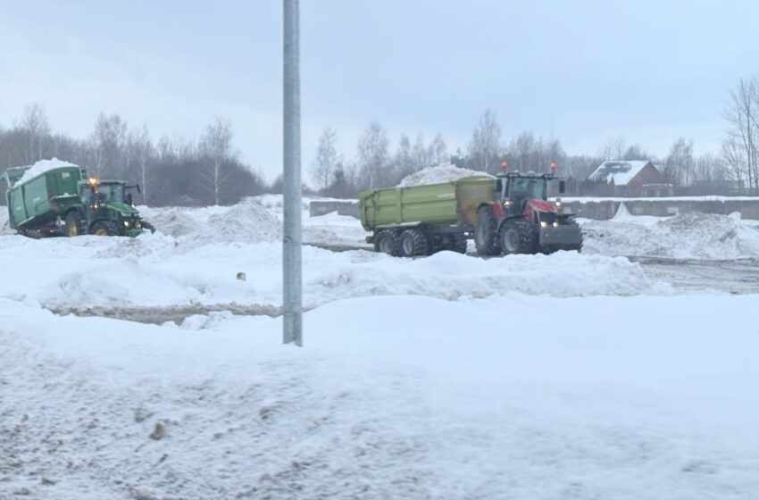  Mieste tęsiami sniego išvežimo darbai