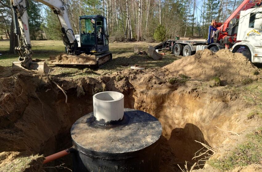 Įrengiama nuotekų surinkimo talpykla.