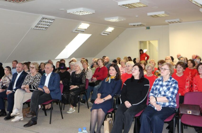 Veiklia kasdienybe, pasiekimais bei planais Senojo Kėdainių trečiojo amžiaus universiteto bendruomenė pasidžiaugė su garbiais svečiais ir partneriais.