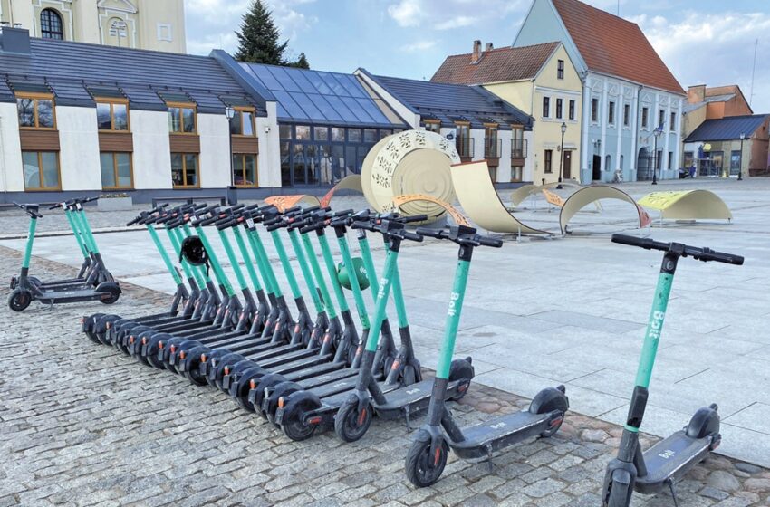 Nors kovo 26-ąją Kėdainiuose elektrinių paspirtukų sezonas prasidėjo su pilna komplektacija – ant kiekvieno paspirtuko kabėjo po šalmą – šiandien vaizdas graudus. Iš maždaug 20-ies vienoje vietoje stovinčių paspirtukų, šalmai belikę vos ant poros.