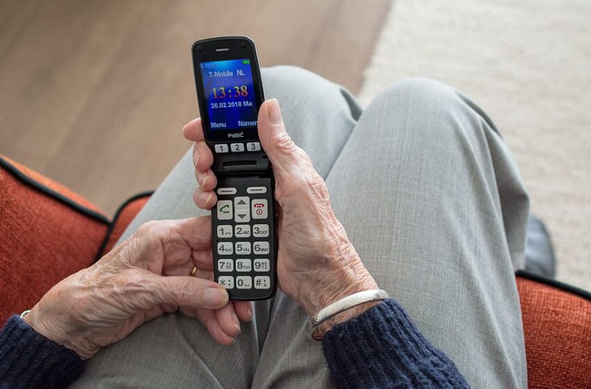 senjorai pensininkai senas žmogus telefonas