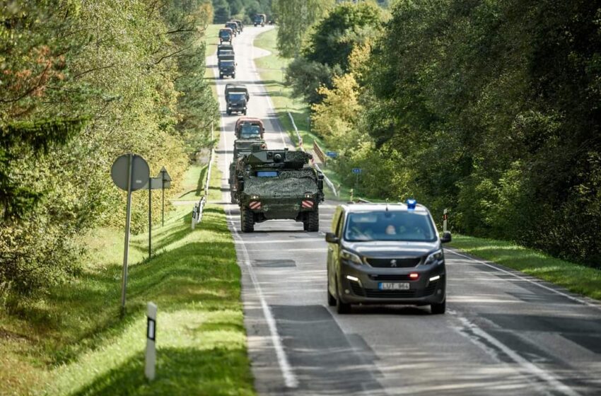 Karinės technikos kolona Lietuvos keliuose. Transportavimo laikas parenkamas atsižvelgiant į eismo intensyvumą, infrastruktūrą ir vykdomų operacijų pobūdį./ Lietuvos kariuomenės nuotr.