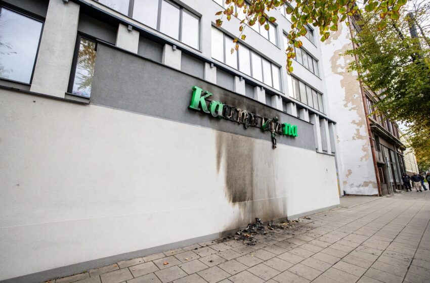 Padegta „Kauno dienos“ redakcijos iškaba